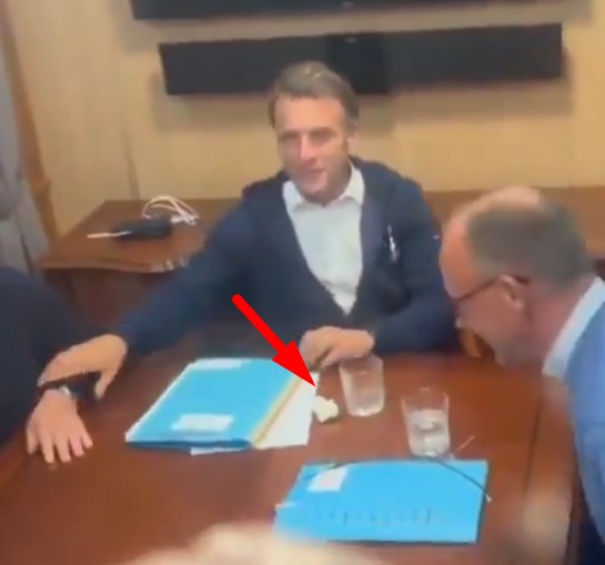 Se ha hecho viral este vídeo de Macron en el que supuestamente esconde una “bolsa con polvo blanco”.