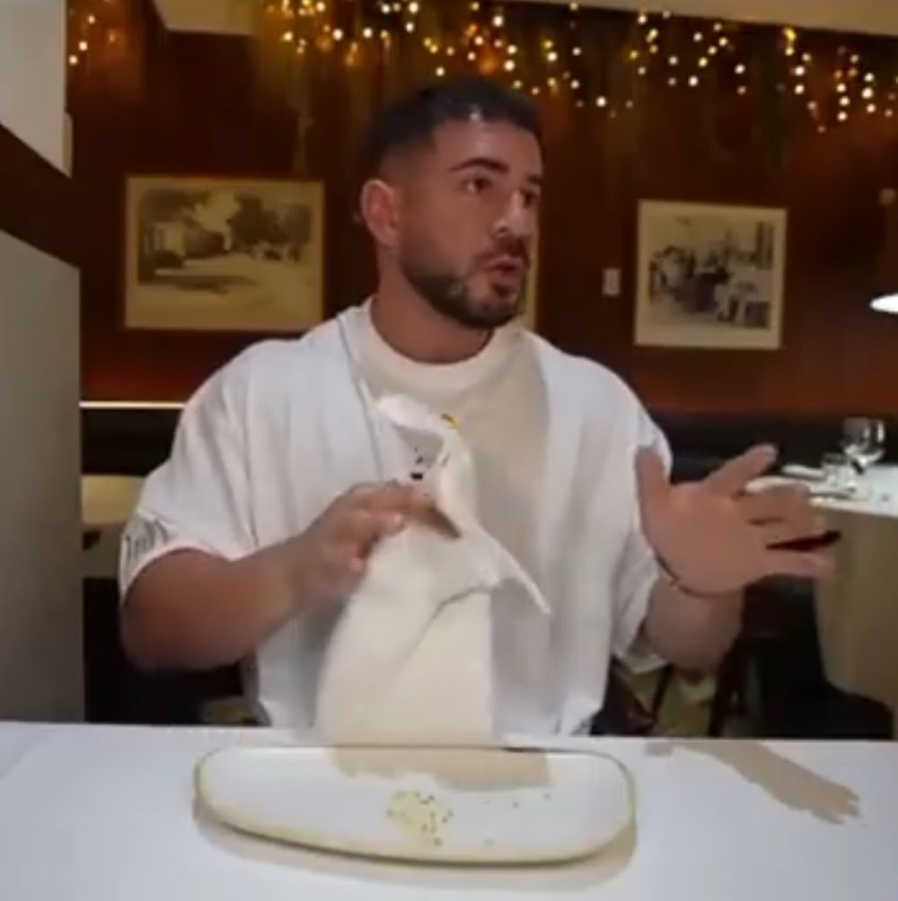 Cenando con Pablo invita a una mujer a bajar el volumen de su voz y ella le llama “subnormaI”.