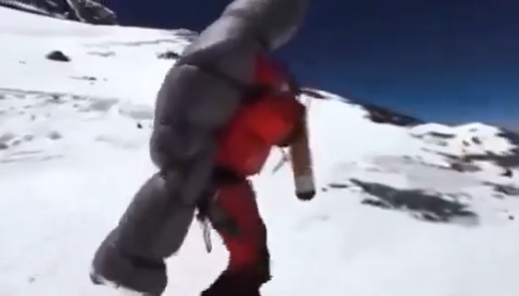 Gelje Sherpa, el hombre que guiaba a un cliente privado al monte Everest cuando vio a alguien en peligro cerca de la cima.