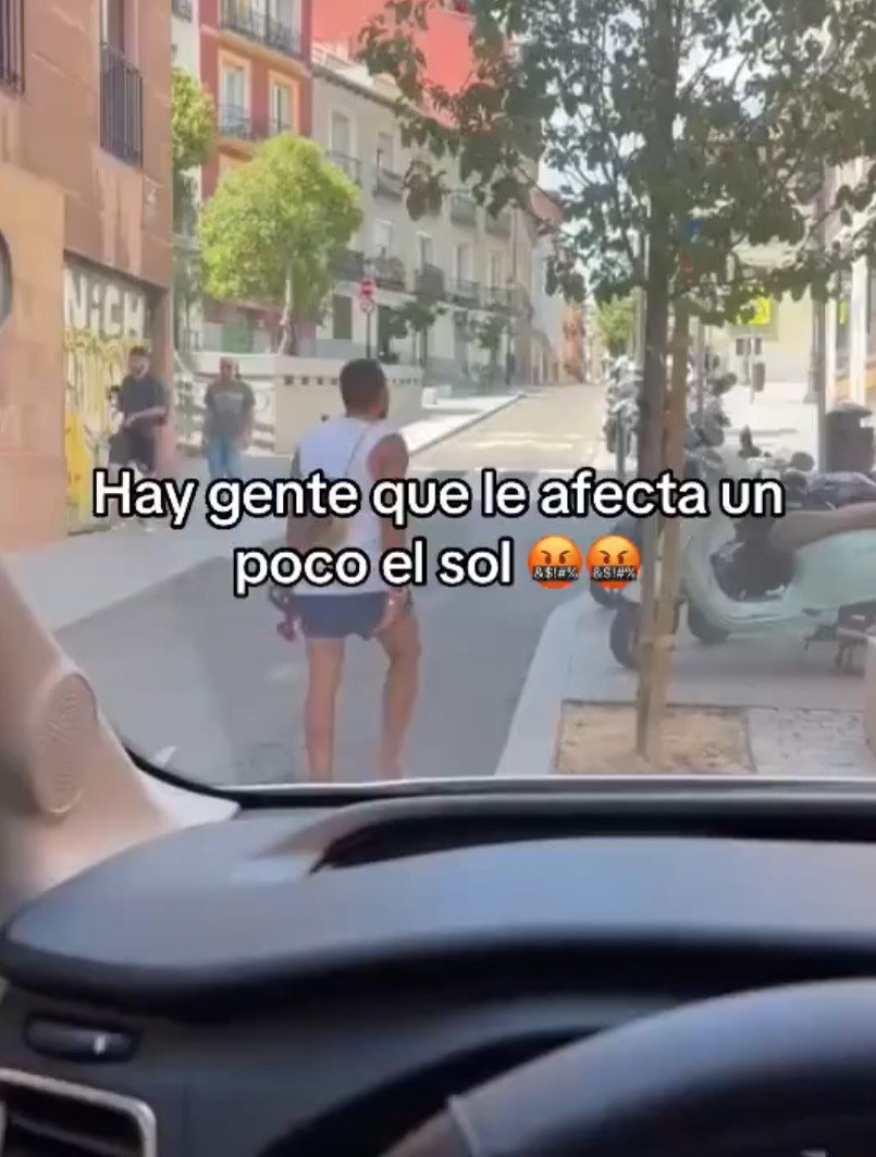 Un agradable sujeto decide tirar todas las motos que encuentra a su paso.