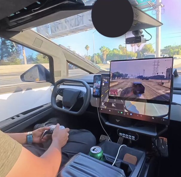 El conductor de un Tesla Cybertruck juega a GTA V con la conducción autónoma completa (FSD) activa.
