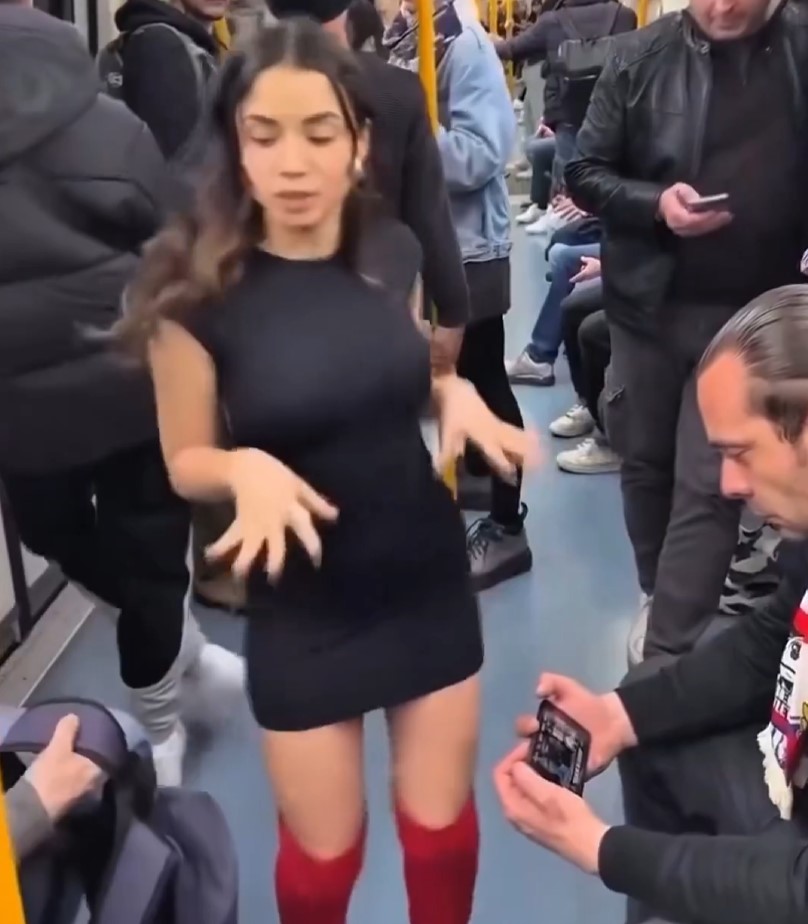 Si todos fuéramos como el tipo del móvil, otro gallo cantaría.