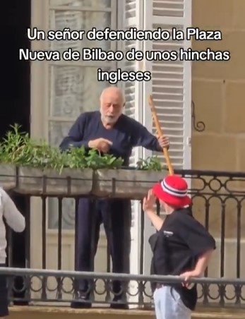 Héroe sin capa (pero con palo).