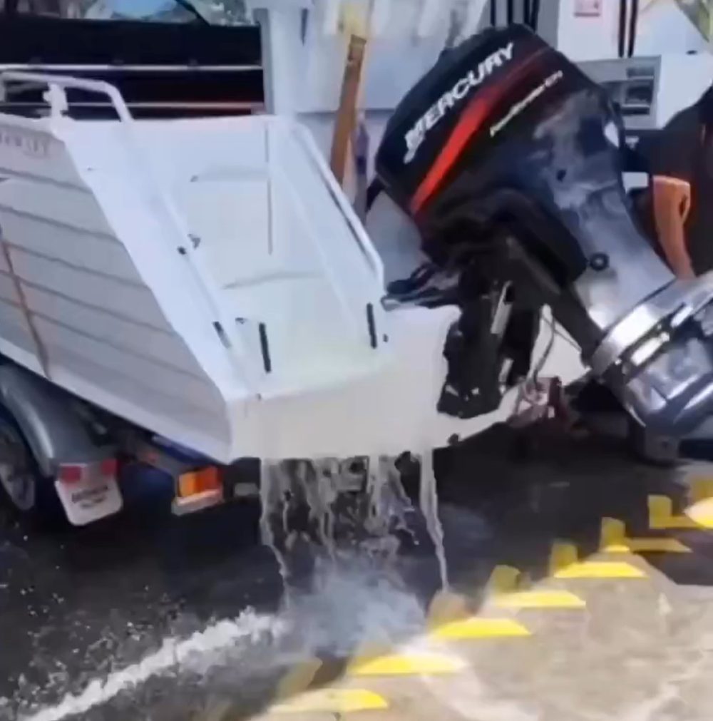 Le mete 232 litros de combustible a su barco por el agujero equivocado y la lía pardísima en la gasolinera.