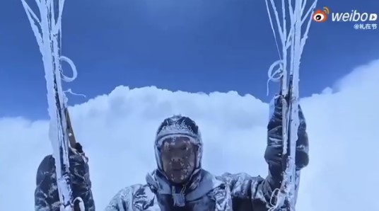 Un parapentista chino sobrevive después de subir hasta 8.600 metros de altitud tras ser succionado por una nube: Sufrió síntomas de hipoxia.
