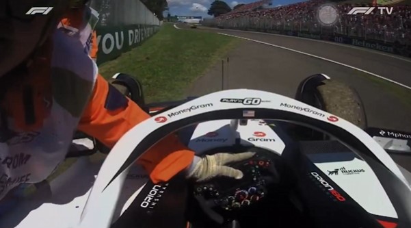 Un comisario se auto-atropeIIó con el coche de Ocon mientras lo retiraba.