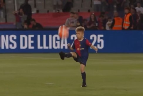 El hijo de Szczesny se tira la chilena de su vida y el kvron no la deja pasar para que sea gol.