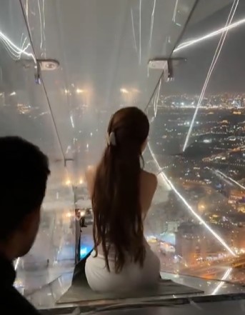 Ese paneo estratégico mientras la chica se destruye…