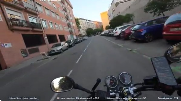 Kletus vuelve a dar una lección de seguridad vial a los lomos de su moto.