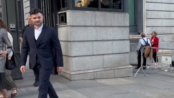 Vito Quiles se encuentra con Rufián a la salida del Congreso y comentan asuntos de actualidad.