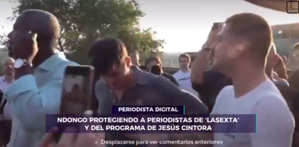 Llaman "traidor" a Ndongo por defender a una reportera de La Sexta y a otra de RTVE de unos motivados con banderas.