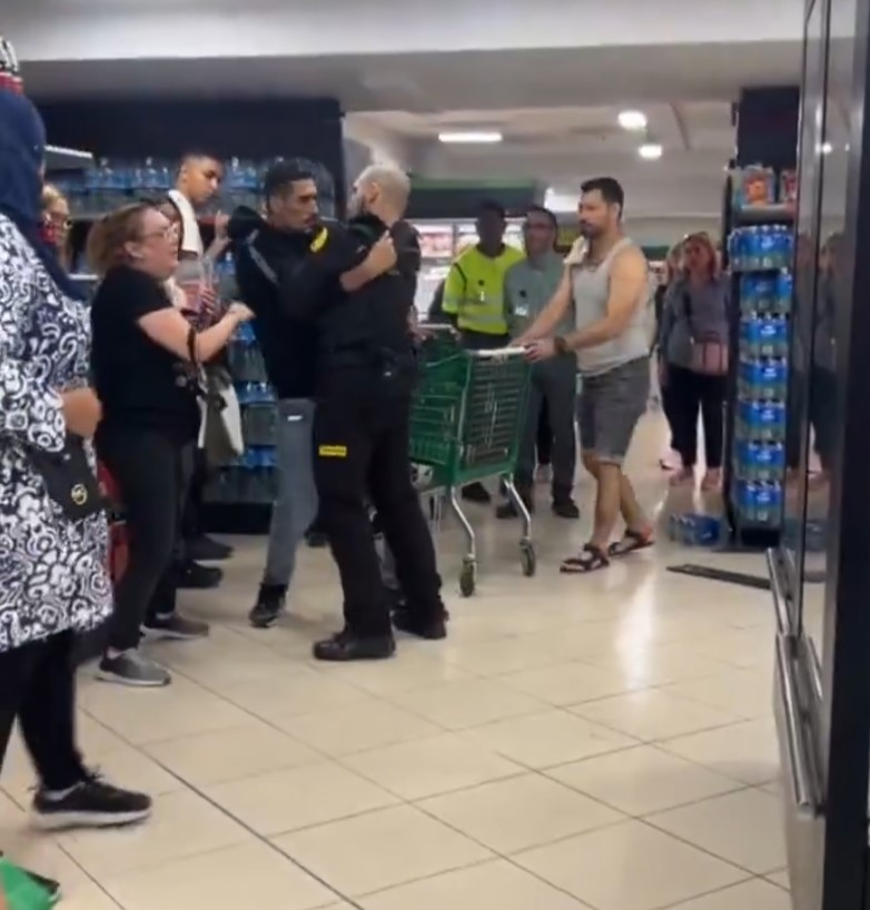 Intervención de un vigilante de seguridad en un Mercadona.