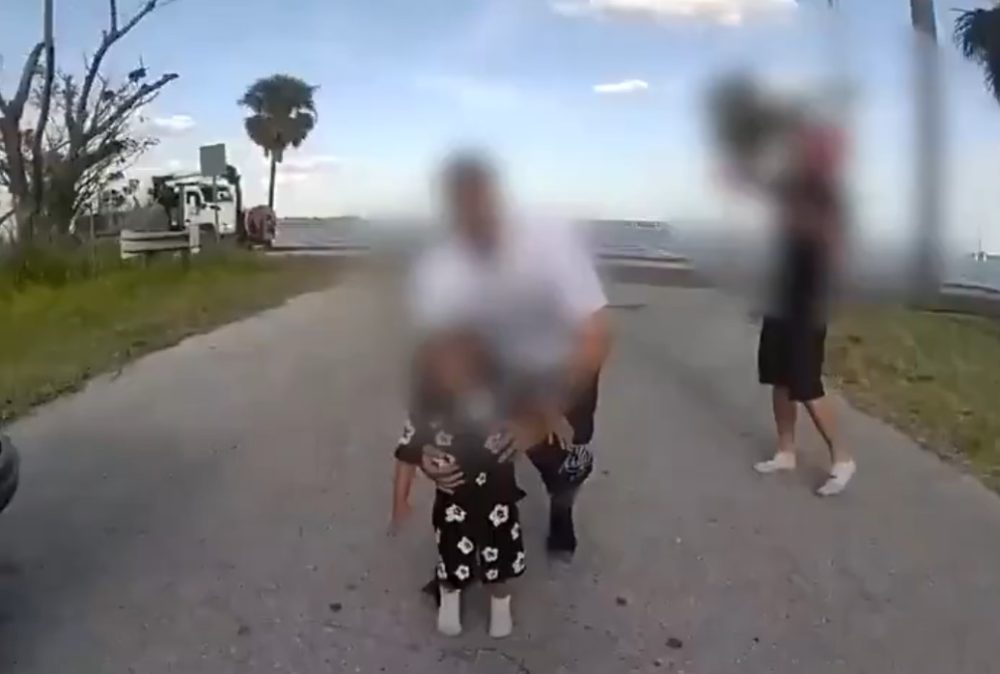 Un policía de Tampa (Florida) le salva la vida a un niño pequeño que se había atragantado con un tomate cherry.