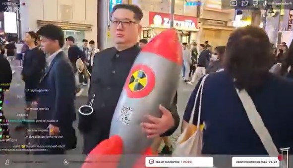 Un español esta haciendo un stream en Japón y un japonés le dice: "I love Paella, Chorizo and Franco the dictator"