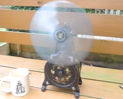 Un ventilador con maquinaria de relojería.