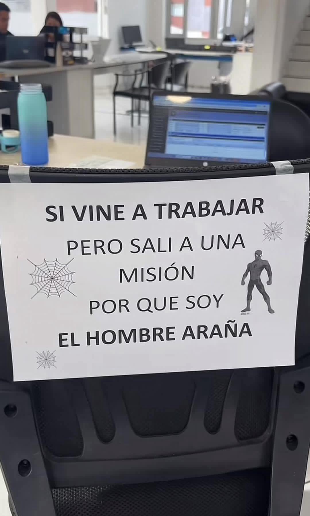No me puedo enfadar con este funcionario.