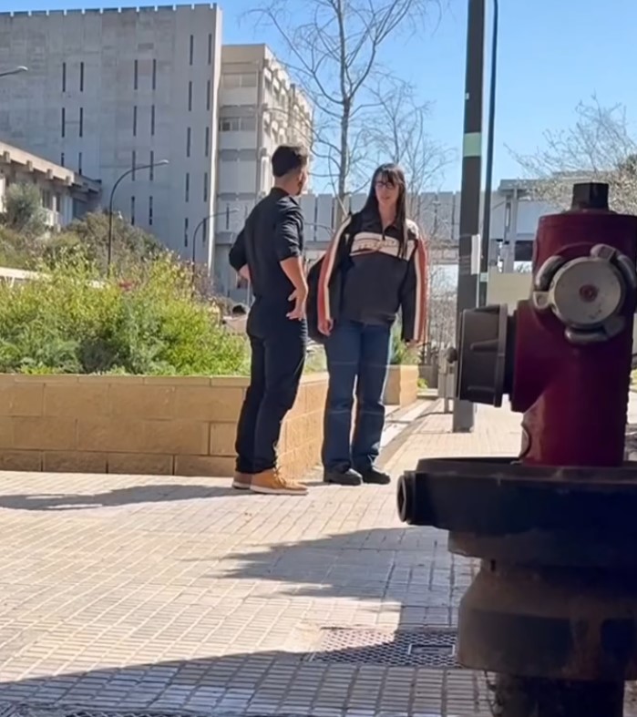 "Coqueteando con una desconocida en la Uni"