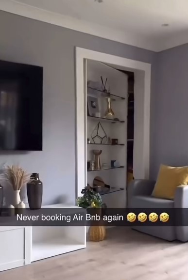 Alquila un AirBnb y descubre que el propietario de la vivienda vive detrás de la pared.