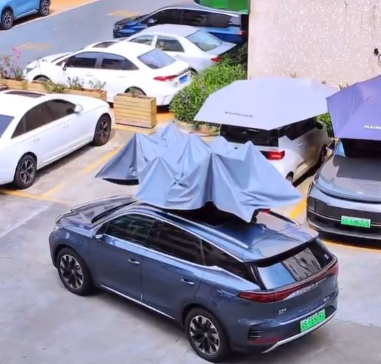 De los creadores de "me pondré uñas encima de las uñas" y "me pondré pestañas encima de las pestañas", llega...