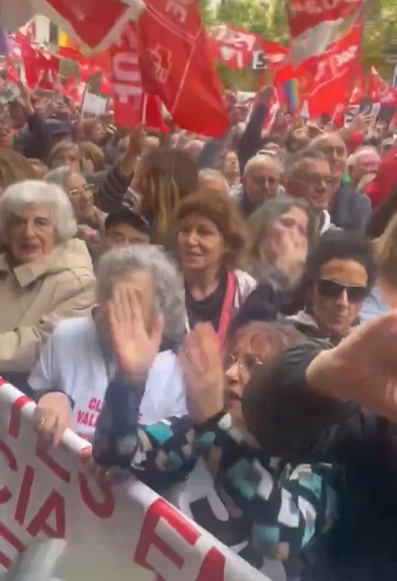 Ya había olvidado los cánticos charocráticos cuando Pdro amagó con irse.