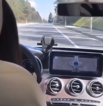 Y por esto si te estás sacando el carnet en España, el coche también tiene pedales por el lado del copiloto.
