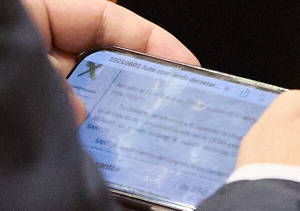 Así han pillado a Santos Cerdón leyendo el informe de la UCO en el Congreso de los Diputados que le involucra con mordidas millonarias en el 'caso Koldo'.