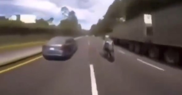 Tira del freno de mano para evitar que su novio se pique con unos motoristas.