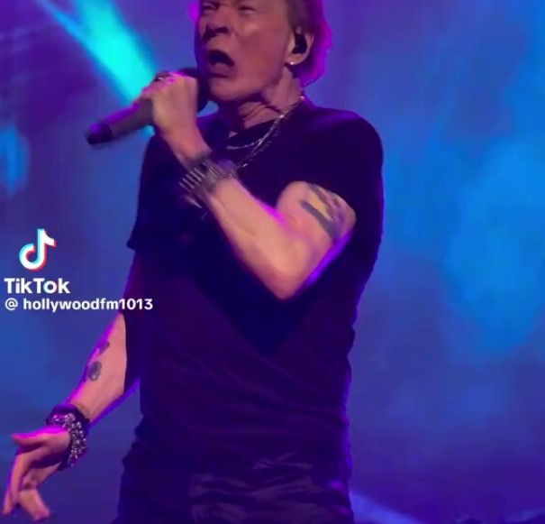 Imagina pagar 200 euros para ir a ver cantar así a Axl Rose...