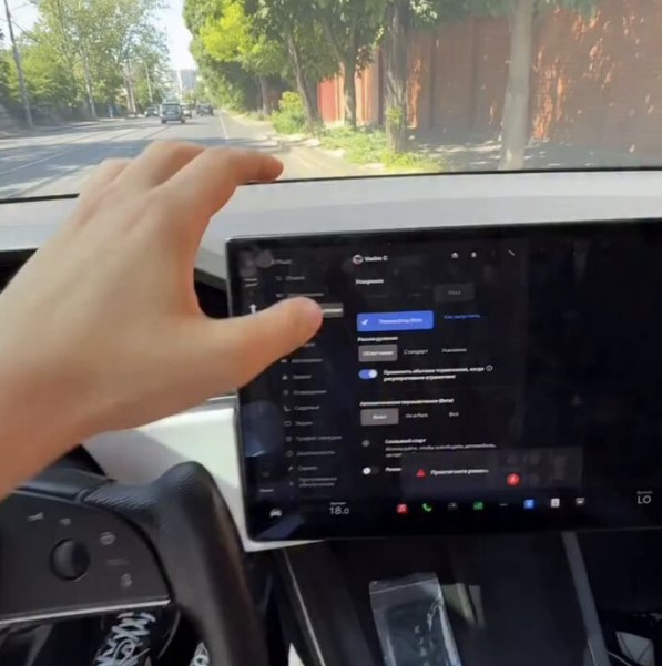 El Tesla Model S Plaid acelera tanto que te duele la cabeza.