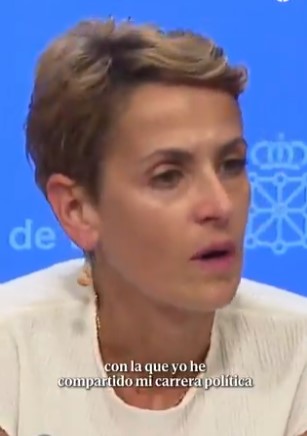 No está emocionada, está nerviosa y asustada.