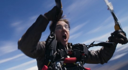 Hay peli de Misión Imposible -> Hay escena de Tom Cruise arriesgando el pellejo.