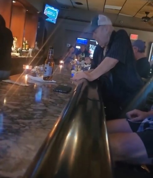 Un anciano poseído por el espíritu de Whitney Houston.