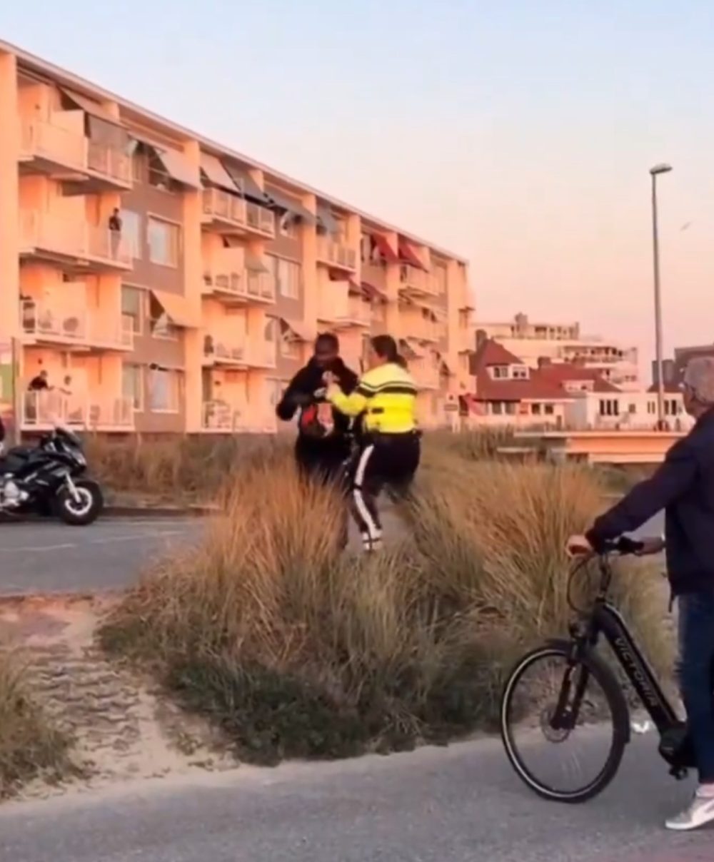 Intervención policial inclusiva con final inesperado.