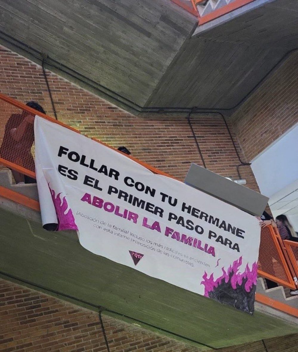Pancarta vista en la Facultad de Políticas de la Complutense en Somosaguas.