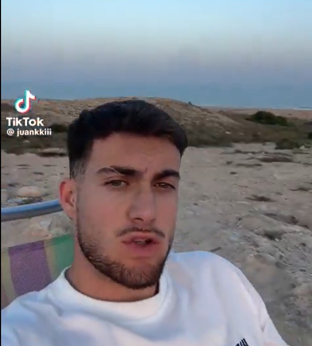 Va a ver la puesta de sol y le ofrecen... un plan alternativo.