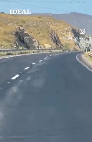 Así ha quedado la N-341 entre Venta del Pobre y Carboneras en Almería tras pintar las líneas de la carretera.