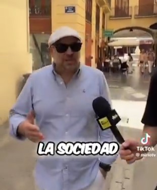Entrevistan por la calle a un ciudadano corriente que resulta ser un profesor y le preguntan qué es el fascіsmo.