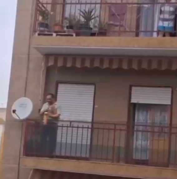 Varón argelino que amenazaba con suіcіdarse, ataca con un cuchillo de 25cm ataca a varios Policías de Elche