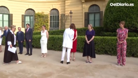 Ayuso niega el saludo a Mónica García en la conferencia de presidentes y tiene que intervenir el equipo de protocolo: "¿Seguro que quieres saludar a una аsesinа?"