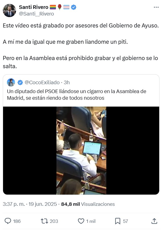 Un diputado del PSOE liándose un cígar en la Asamblea de Madrid.