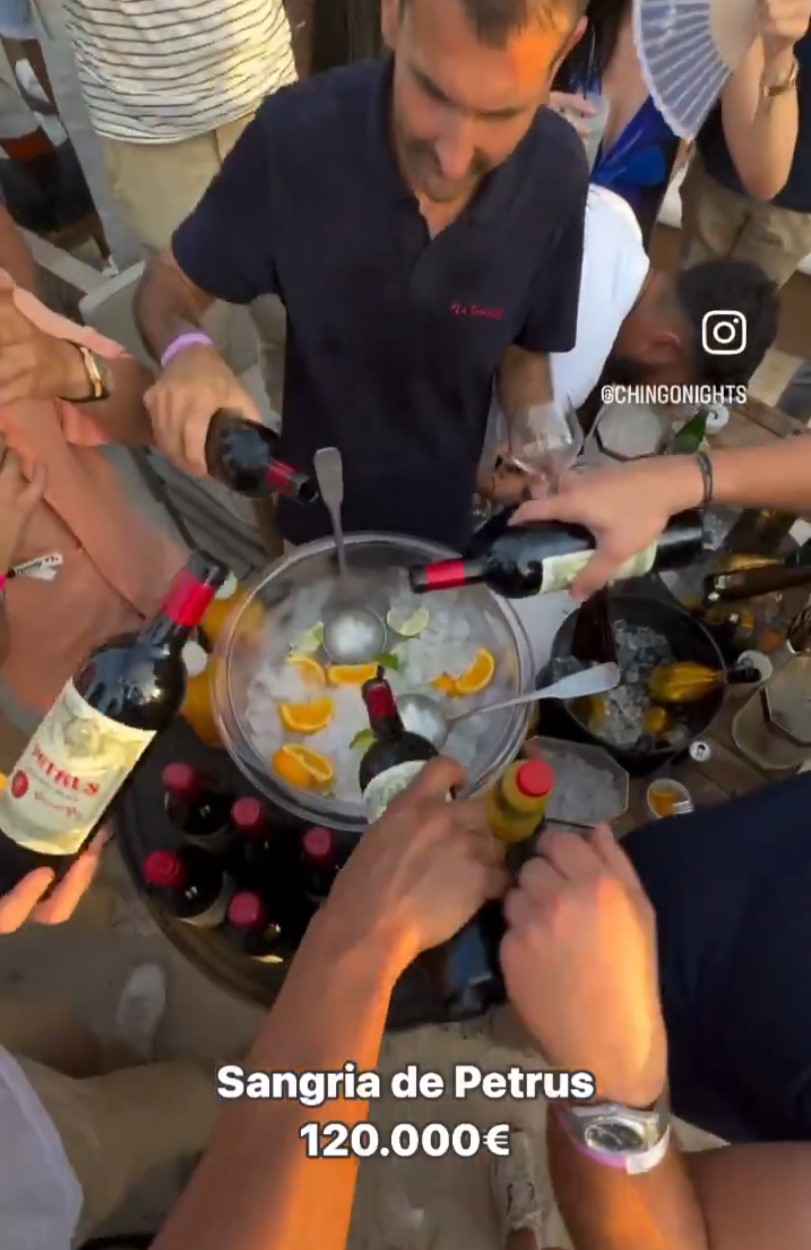 Hacen una sangría con botellas de vino valoradas en miles de euros cada una