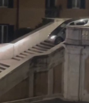 Un anciano baja con su coche las escaleras de la Plaza de España de Roma.