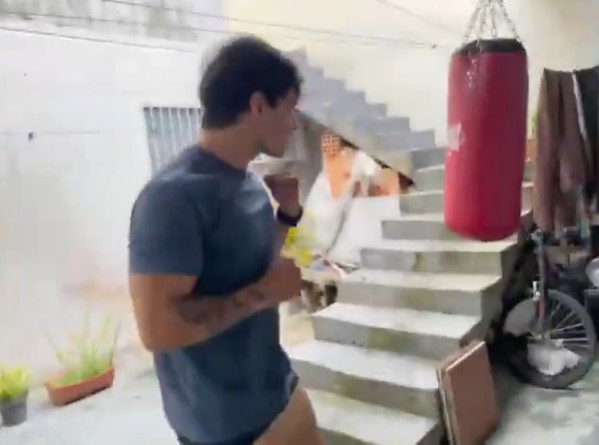 Noqueado por un saco de boxeo.