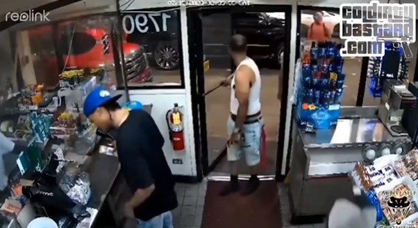 Le roban su arma y cuando pide que se la devuelvan le vacían el cargador.