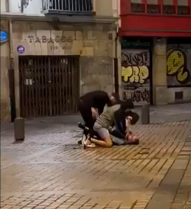 3 agradables sujetos ayudan a un señor mayor a encontrar su cartera en Bilbao.