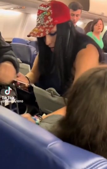 Una mujer bajo los efectos de algún tipo de sustancia se niega a sentarse junto a otra mujer en el avión por considerarla demasiado gorda.