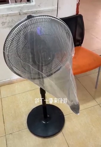 Genio del mal chino inventa un original dispositivo antimosquitos : conecta una mosquitera a un ventilador y coloca una luz ultravioleta detrás. Los mosquitos son atraídos por la luz y luego absorbidos por la mosquitera.