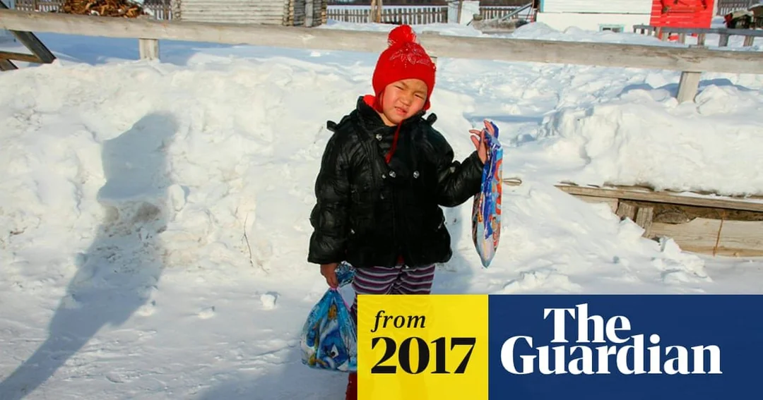 En 2017, una niña de 4 años en Siberia se despertó y descubrió que su abuela estaba enferma e inmóvil.