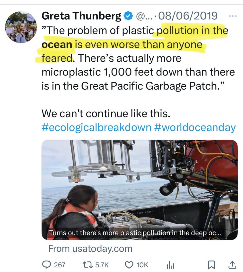 Greta Thunberg y sus compañeros de paripé, tirando sus móviles al mar antes de ser interceptados por Israel.