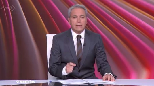 Vicente Vallés: “Hoy Carlos Alsina le ha preguntado a Yolanda Díaz si abandonarían el Gobierno en el caso de que hayan indicios de financiación ilegal del PSOE. Van a escuchar su respuesta. Es algo parecido a un jeroglífico”.